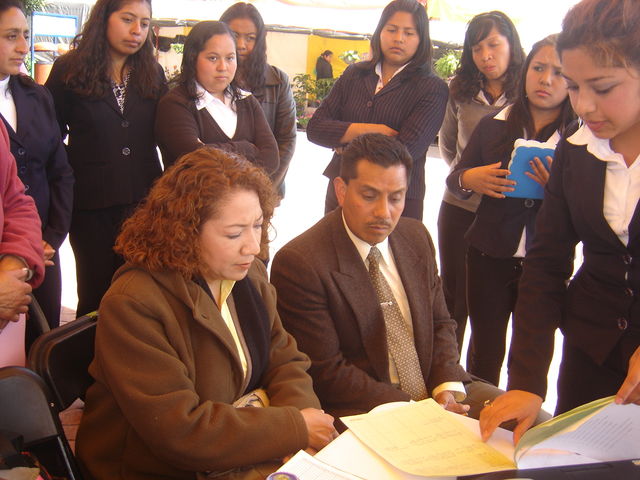 Brenda Abigaíl ,explicando trabajos de Contabilidad