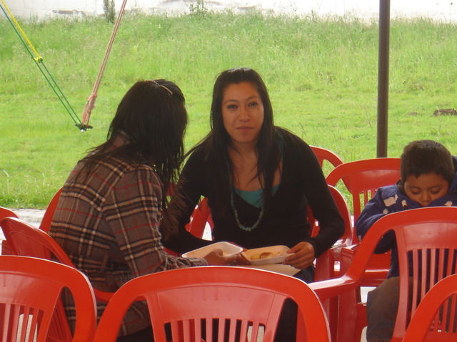 Alumna de Florería y Manualidades con su hermana