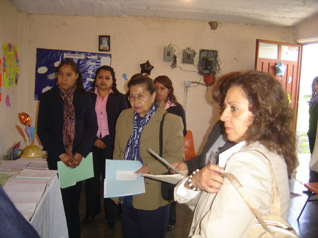 Haciendo preguntas a las alumnas acerca del contenido de su participación