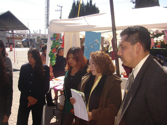 Autoridades visitando Exposición