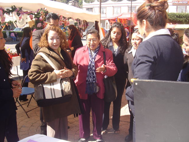 Autoridades visitando la Exposición