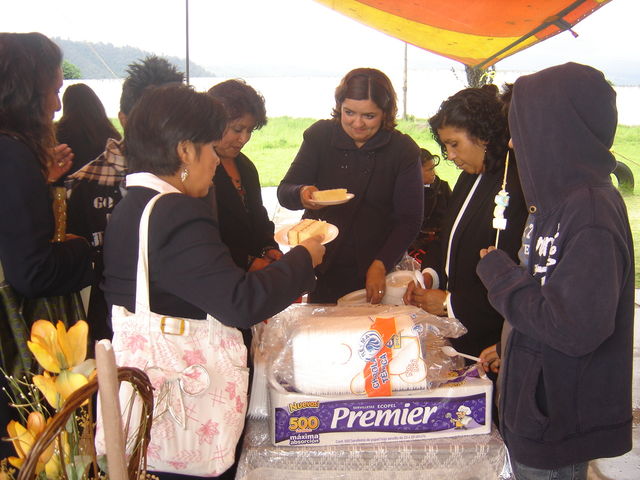 Disfrutando de un delicioso pastel donado por el Presidente Electo Carlos Santos