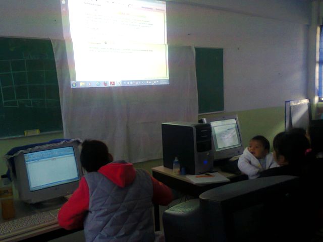 Alumnas en Clase de Excel