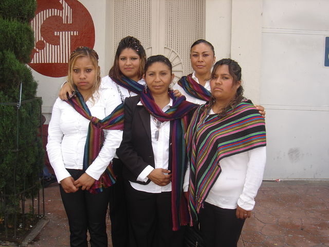 Profra Julia y sus alumnas
