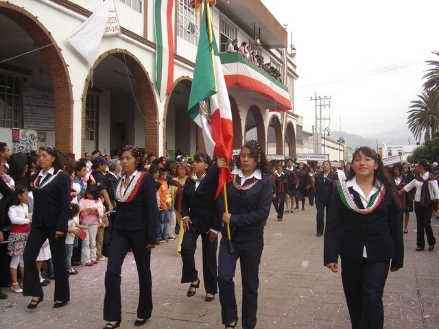 Pasando por el frente del Palacio Municipal de Amecameca