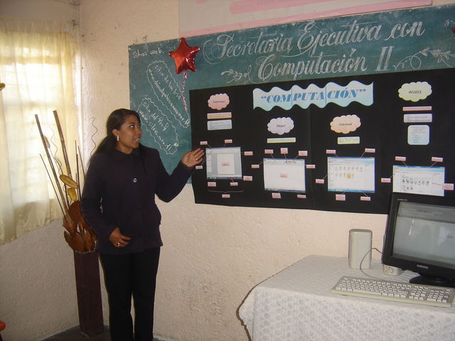 La Sra. Isabel Alejandra hace su explicación de Computación.
