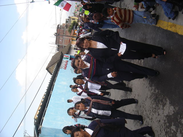 Personal Docente pariticipando en Desfile