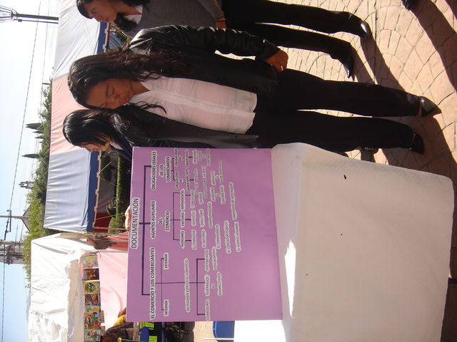 Alumna Gabriela Castillo explicando la manteria de Documentación
