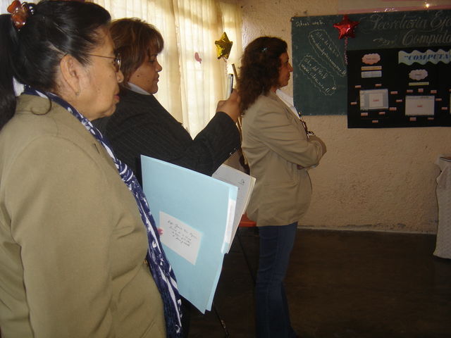 Autoridades Educativas, tomando evidencias del evento.