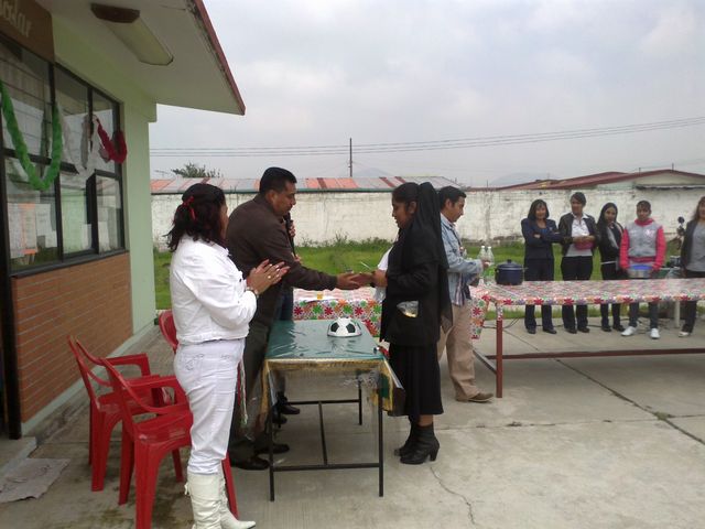 Recibiendo el PRIMER LUGAR. Alumna Rosario Eli de Secretaria Ejecutiva I (Felicidades)