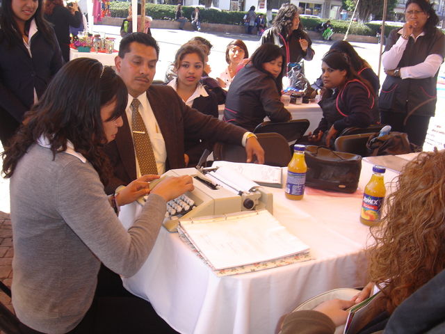 Alumna Elda Yareli haciendo la demostración de Mecanografía